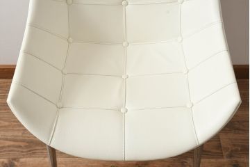 中古　展示品　超美品　Cassinaixc.(カッシーナイクスシー)　Philippe Starck(フィリップ・スタルク)　246　PASSION(パシオン)　本革　丸みのあるボディと華奢な脚のバランスが美しいアームチェア(ダイニングチェア、椅子、イス、レザー)(定価約21万円)(R-060985)