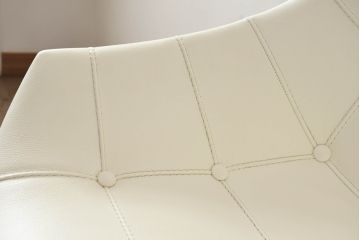 中古　展示品　超美品　Cassinaixc.(カッシーナイクスシー)　Philippe Starck(フィリップ・スタルク)　246　PASSION(パシオン)　本革　丸みのあるボディと華奢な脚のバランスが美しいアームチェア(ダイニングチェア、椅子、イス、レザー)(定価約21万円)(R-060985)