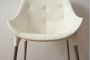 中古　展示品　超美品　Cassinaixc.(カッシーナイクスシー)　Philippe Starck(フィリップ・スタルク)　246　PASSION(パシオン)　本革　丸みのあるボディと華奢な脚のバランスが美しいアームチェア(ダイニングチェア、椅子、イス、レザー)(定価約21万円)(R-060985)