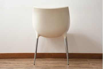 中古　展示品　超美品　Cassinaixc.(カッシーナイクスシー)　Philippe Starck(フィリップ・スタルク)　246　PASSION(パシオン)　本革　丸みのあるボディと華奢な脚のバランスが美しいアームチェア(ダイニングチェア、椅子、イス、レザー)(定価約21万円)(R-060985)