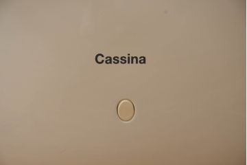 中古　展示品　超美品　Cassinaixc.(カッシーナイクスシー)　Philippe Starck(フィリップ・スタルク)　246　PASSION(パシオン)　本革　丸みのあるボディと華奢な脚のバランスが美しいアームチェア(ダイニングチェア、椅子、イス、レザー)(定価約21万円)(R-060985)