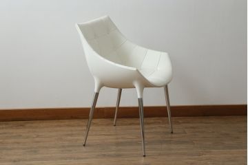 中古　展示品　超美品　Cassinaixc.(カッシーナイクスシー)　Philippe Starck(フィリップ・スタルク)　246　PASSION(パシオン)　本革　丸みのあるボディと華奢な脚のバランスが美しいアームチェア(ダイニングチェア、椅子、イス、レザー)(定価約21万円)(R-060987)
