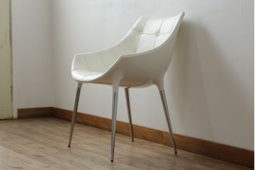 中古　展示品　超美品　Cassinaixc.(カッシーナイクスシー)　Philippe Starck(フィリップ・スタルク)　246　PASSION(パシオン)　本革　丸みのあるボディと華奢な脚のバランスが美しいアームチェア(ダイニングチェア、椅子、イス、レザー)(定価約21万円)(R-060987)