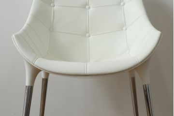 中古　展示品　超美品　Cassinaixc.(カッシーナイクスシー)　Philippe Starck(フィリップ・スタルク)　246　PASSION(パシオン)　本革　丸みのあるボディと華奢な脚のバランスが美しいアームチェア(ダイニングチェア、椅子、イス、レザー)(定価約21万円)(R-060987)