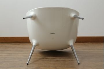 中古　展示品　超美品　Cassinaixc.(カッシーナイクスシー)　Philippe Starck(フィリップ・スタルク)　246　PASSION(パシオン)　本革　丸みのあるボディと華奢な脚のバランスが美しいアームチェア(ダイニングチェア、椅子、イス、レザー)(定価約21万円)(R-060987)