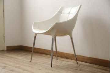 中古　展示品　超美品　Cassinaixc.(カッシーナイクスシー)　Philippe Starck(フィリップ・スタルク)　246　PASSION(パシオン)　本革　丸みのあるボディと華奢な脚のバランスが美しいアームチェア(ダイニングチェア、椅子、イス、レザー)(定価約21万円)(R-060988)