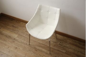 中古　展示品　超美品　Cassinaixc.(カッシーナイクスシー)　Philippe Starck(フィリップ・スタルク)　246　PASSION(パシオン)　本革　丸みのあるボディと華奢な脚のバランスが美しいアームチェア(ダイニングチェア、椅子、イス、レザー)(定価約21万円)(R-060988)