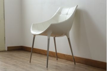 中古　展示品　超美品　Cassinaixc.(カッシーナイクスシー)　Philippe Starck(フィリップ・スタルク)　246　PASSION(パシオン)　本革　丸みのあるボディと華奢な脚のバランスが美しいアームチェア(ダイニングチェア、椅子、イス、レザー)(定価約21万円)(R-060989)
