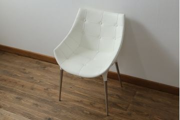 中古　展示品　超美品　Cassinaixc.(カッシーナイクスシー)　Philippe Starck(フィリップ・スタルク)　246　PASSION(パシオン)　本革　丸みのあるボディと華奢な脚のバランスが美しいアームチェア(ダイニングチェア、椅子、イス、レザー)(定価約21万円)(R-060989)