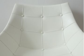 中古　展示品　超美品　Cassinaixc.(カッシーナイクスシー)　Philippe Starck(フィリップ・スタルク)　246　PASSION(パシオン)　本革　丸みのあるボディと華奢な脚のバランスが美しいアームチェア(ダイニングチェア、椅子、イス、レザー)(定価約21万円)(R-060989)