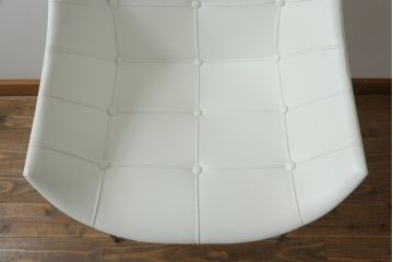 中古　展示品　超美品　Cassinaixc.(カッシーナイクスシー)　Philippe Starck(フィリップ・スタルク)　246　PASSION(パシオン)　本革　丸みのあるボディと華奢な脚のバランスが美しいアームチェア(ダイニングチェア、椅子、イス、レザー)(定価約21万円)(R-060989)