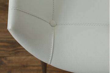 中古　展示品　超美品　Cassinaixc.(カッシーナイクスシー)　Philippe Starck(フィリップ・スタルク)　246　PASSION(パシオン)　本革　丸みのあるボディと華奢な脚のバランスが美しいアームチェア(ダイニングチェア、椅子、イス、レザー)(定価約21万円)(R-060989)