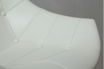 中古　展示品　超美品　Cassinaixc.(カッシーナイクスシー)　Philippe Starck(フィリップ・スタルク)　246　PASSION(パシオン)　本革　丸みのあるボディと華奢な脚のバランスが美しいアームチェア(ダイニングチェア、椅子、イス、レザー)(定価約21万円)(R-060989)