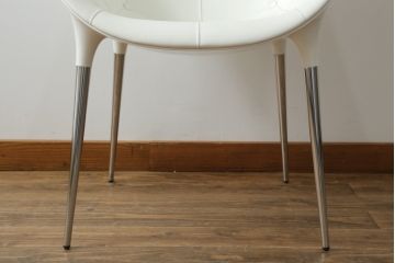 中古　展示品　超美品　Cassinaixc.(カッシーナイクスシー)　Philippe Starck(フィリップ・スタルク)　246　PASSION(パシオン)　本革　丸みのあるボディと華奢な脚のバランスが美しいアームチェア(ダイニングチェア、椅子、イス、レザー)(定価約21万円)(R-060989)