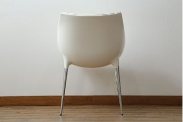 中古　展示品　超美品　Cassinaixc.(カッシーナイクスシー)　Philippe Starck(フィリップ・スタルク)　246　PASSION(パシオン)　本革　丸みのあるボディと華奢な脚のバランスが美しいアームチェア(ダイニングチェア、椅子、イス、レザー)(定価約21万円)(R-060989)