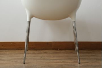 中古　展示品　超美品　Cassinaixc.(カッシーナイクスシー)　Philippe Starck(フィリップ・スタルク)　246　PASSION(パシオン)　本革　丸みのあるボディと華奢な脚のバランスが美しいアームチェア(ダイニングチェア、椅子、イス、レザー)(定価約21万円)(R-060989)