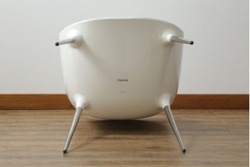 中古　展示品　超美品　Cassinaixc.(カッシーナイクスシー)　Philippe Starck(フィリップ・スタルク)　246　PASSION(パシオン)　本革　丸みのあるボディと華奢な脚のバランスが美しいアームチェア(ダイニングチェア、椅子、イス、レザー)(定価約21万円)(R-060989)