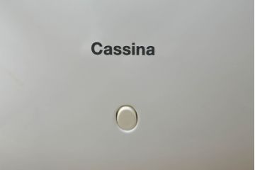 中古　展示品　超美品　Cassinaixc.(カッシーナイクスシー)　Philippe Starck(フィリップ・スタルク)　246　PASSION(パシオン)　本革　丸みのあるボディと華奢な脚のバランスが美しいアームチェア(ダイニングチェア、椅子、イス、レザー)(定価約21万円)(R-060989)