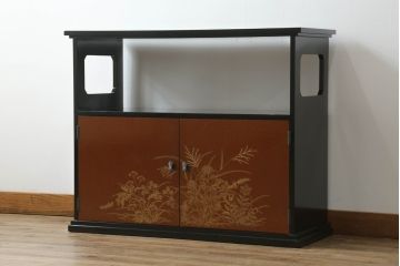 中古　美品　輪島塗り　総漆塗り　梨地蒔絵入り　日本風情漂う上品な茶棚(飾り棚、収納棚、戸棚)(定価約110万円)(R-060996)