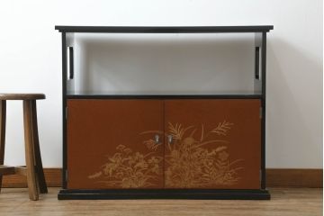 中古　美品　輪島塗り　総漆塗り　梨地蒔絵入り　日本風情漂う上品な茶棚(飾り棚、収納棚、戸棚)(定価約110万円)(R-060996)