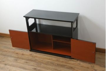 中古　美品　輪島塗り　総漆塗り　梨地蒔絵入り　日本風情漂う上品な茶棚(飾り棚、収納棚、戸棚)(定価約110万円)(R-060996)