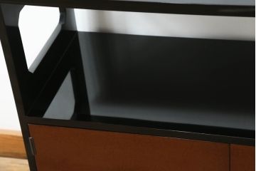 中古　美品　輪島塗り　総漆塗り　梨地蒔絵入り　日本風情漂う上品な茶棚(飾り棚、収納棚、戸棚)(定価約110万円)(R-060996)