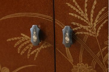 中古　美品　輪島塗り　総漆塗り　梨地蒔絵入り　日本風情漂う上品な茶棚(飾り棚、収納棚、戸棚)(定価約110万円)(R-060996)