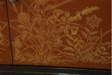 中古　美品　輪島塗り　総漆塗り　梨地蒔絵入り　日本風情漂う上品な茶棚(飾り棚、収納棚、戸棚)(定価約110万円)(R-060996)