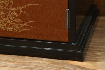 中古　美品　輪島塗り　総漆塗り　梨地蒔絵入り　日本風情漂う上品な茶棚(飾り棚、収納棚、戸棚)(定価約110万円)(R-060996)