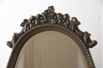 中古　美品　伊藤家具　神戸洋家具　可憐な小花の彫刻デザインが上品なスタンドミラー(姿見、鏡)(R-060998)
