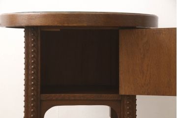 ヨーロッパアンティーク　オーク材　丸型　ガラス天板付き　上品なデザインが目を惹くサイドテーブル(カフェテーブル、コーヒーテーブル、ラウンドテーブル、丸テーブル)(R-061003)