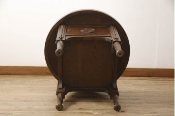 ヨーロッパアンティーク　オーク材　丸型　ガラス天板付き　上品なデザインが目を惹くサイドテーブル(カフェテーブル、コーヒーテーブル、ラウンドテーブル、丸テーブル)(R-061003)