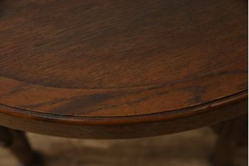 ヨーロッパアンティーク　オーク材　丸型　ガラス天板付き　上品なデザインが目を惹くサイドテーブル(カフェテーブル、コーヒーテーブル、ラウンドテーブル、丸テーブル)(R-061003)