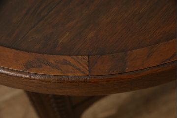 ヨーロッパアンティーク　オーク材　丸型　ガラス天板付き　上品なデザインが目を惹くサイドテーブル(カフェテーブル、コーヒーテーブル、ラウンドテーブル、丸テーブル)(R-061003)