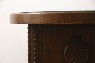 ヨーロッパアンティーク　オーク材　丸型　ガラス天板付き　上品なデザインが目を惹くサイドテーブル(カフェテーブル、コーヒーテーブル、ラウンドテーブル、丸テーブル)(R-061003)