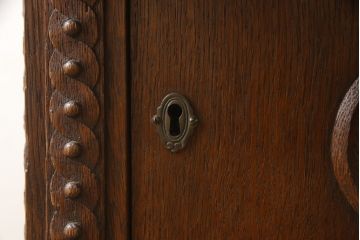 ヨーロッパアンティーク　オーク材　丸型　ガラス天板付き　上品なデザインが目を惹くサイドテーブル(カフェテーブル、コーヒーテーブル、ラウンドテーブル、丸テーブル)(R-061003)