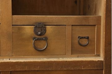 和製アンティーク　明治大正期　檜(ヒノキ)材　和モダンな空間づくりにも活躍する関西帳場箪笥(水屋箪笥、収納棚、戸棚、キャビネット)(R-061006)