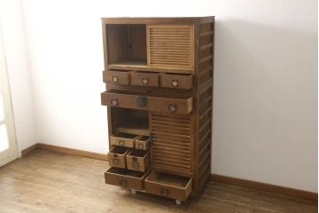 和製アンティーク　明治大正期　檜(ヒノキ)材　和モダンな空間づくりにも活躍する関西帳場箪笥(水屋箪笥、収納棚、戸棚、キャビネット)(R-061006)