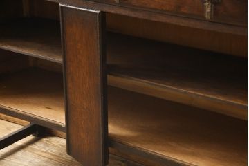 イギリスアンティーク　オーク材　品のある装飾が魅力的なミラーバックサイドボード(キャビネット、収納棚、鏡)(R-061031)
