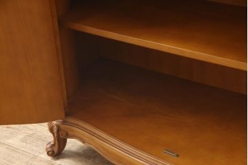 中古　美品　イタリア　象嵌入り　細部まで施された彫刻のデザインが高級感あふれるサイドボード(サイドキャビネット、収納棚、戸棚)(定価推定約60万円)(R-061033)