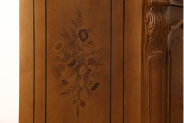 中古　美品　イタリア　象嵌入り　細部まで施された彫刻のデザインが高級感あふれるサイドボード(サイドキャビネット、収納棚、戸棚)(定価推定約60万円)(R-061033)