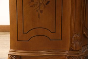 中古　美品　イタリア　象嵌入り　細部まで施された彫刻のデザインが高級感あふれるサイドボード(サイドキャビネット、収納棚、戸棚)(定価推定約60万円)(R-061033)