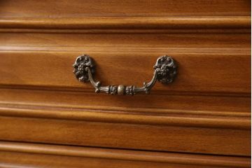 中古　美品　イタリア　象嵌入り　細部まで施された彫刻のデザインが高級感あふれるサイドボード(サイドキャビネット、収納棚、戸棚)(定価推定約60万円)(R-061033)