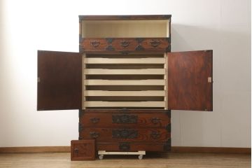中古　美品　岩谷堂箪笥　菊幸　和の趣あふれる衣装箪笥(和箪笥、和たんす、収納箪笥、引き出し、上下バラ売り可能)(定価約83万円)(R-061034)