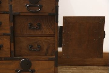 和製アンティーク　前面桑材　丸い金具と上品な佇まいが魅力的な小箪笥(収納箪笥、整理箪笥、和タンス、小引き出し、卓上収納)(R-061037)