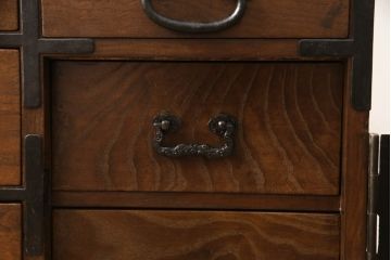 和製アンティーク　前面桑材　丸い金具と上品な佇まいが魅力的な小箪笥(収納箪笥、整理箪笥、和タンス、小引き出し、卓上収納)(R-061037)