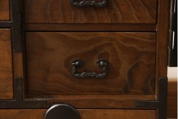 和製アンティーク　前面桑材　丸い金具と上品な佇まいが魅力的な小箪笥(収納箪笥、整理箪笥、和タンス、小引き出し、卓上収納)(R-061037)