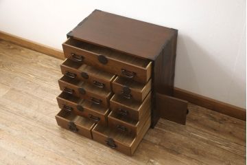 和製アンティーク　前面桑材　丸い金具と上品な佇まいが魅力的な小箪笥(収納箪笥、整理箪笥、和タンス、小引き出し、卓上収納)(R-061037)