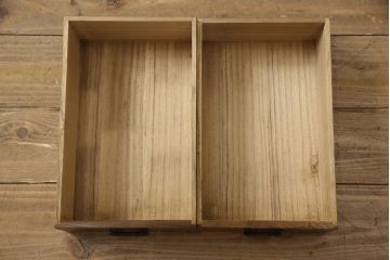 和製アンティーク　前面桑材　丸い金具と上品な佇まいが魅力的な小箪笥(収納箪笥、整理箪笥、和タンス、小引き出し、卓上収納)(R-061037)