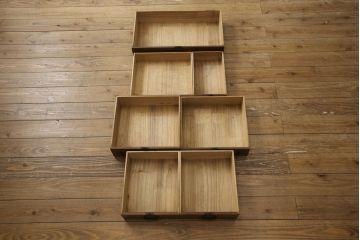 和製アンティーク　前面桑材　丸い金具と上品な佇まいが魅力的な小箪笥(収納箪笥、整理箪笥、和タンス、小引き出し、卓上収納)(R-061037)